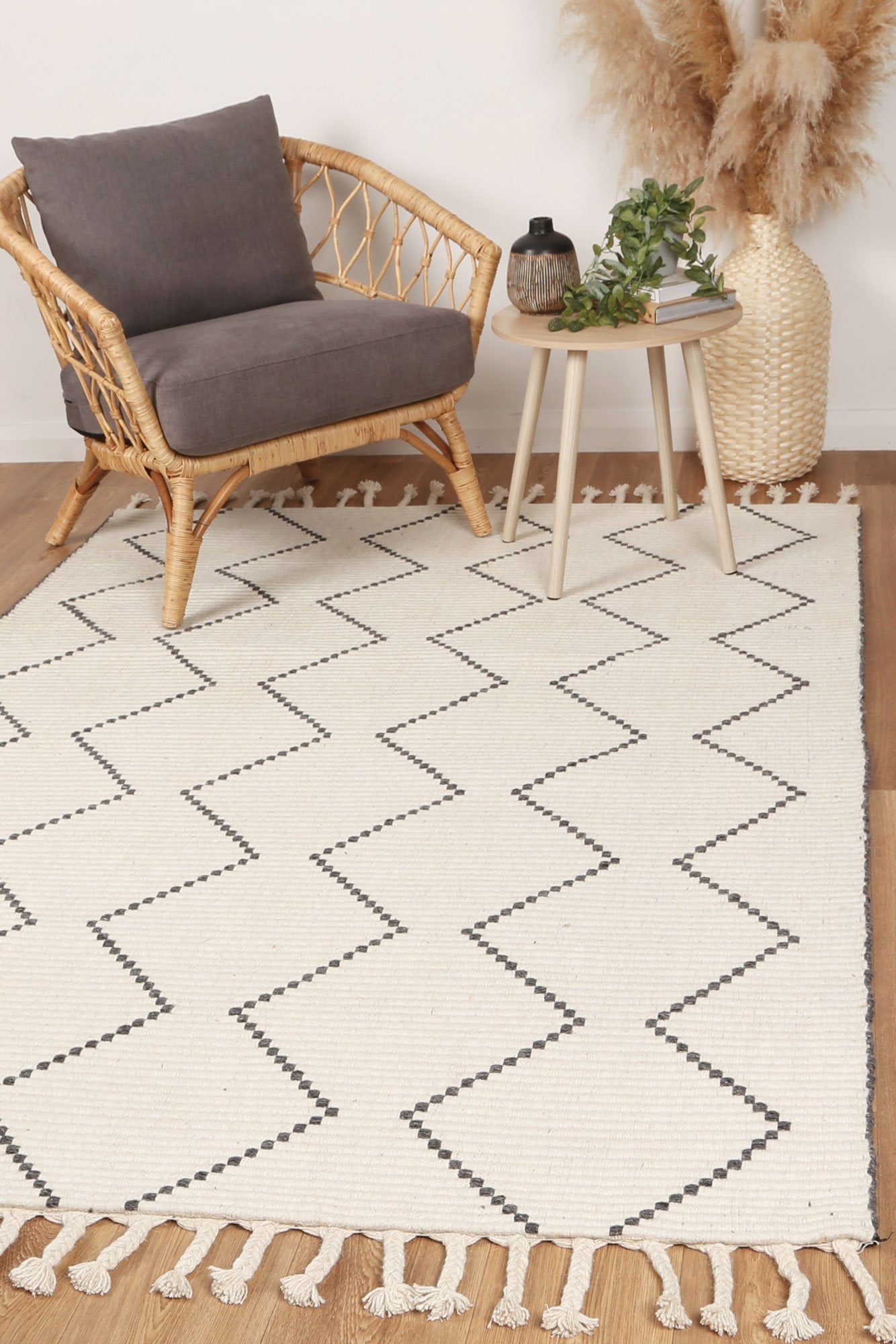 Leilani Diamond Tassel Cream Rug - Nova Rugs