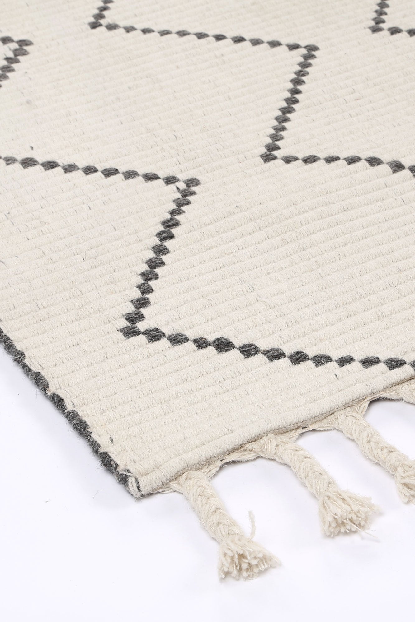 Leilani Diamond Tassel Cream Rug - Nova Rugs